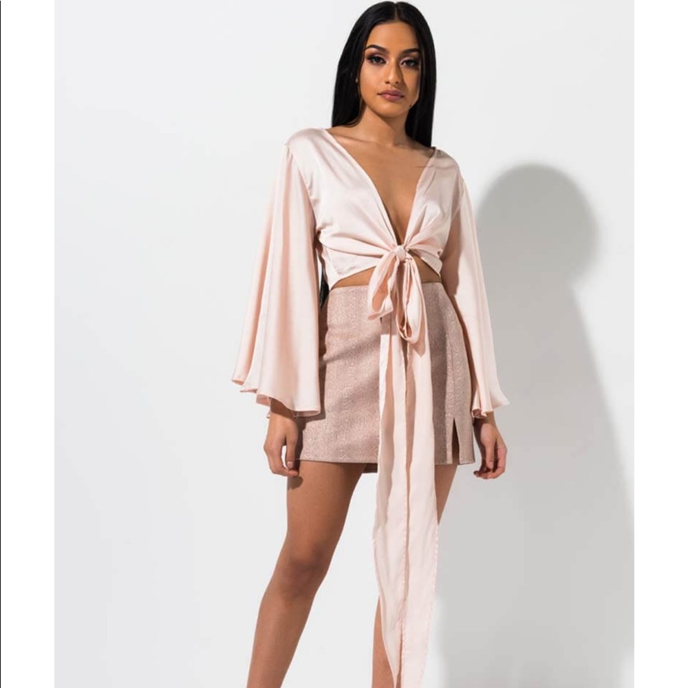 AKIRA Long Tie Front Top